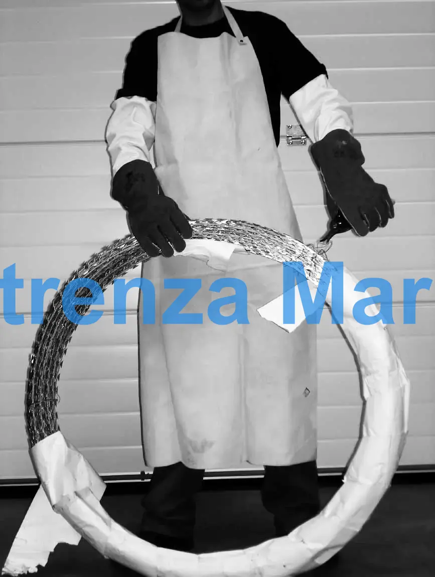 APRON FOR RAZOR WIRE, INSTALLATION 